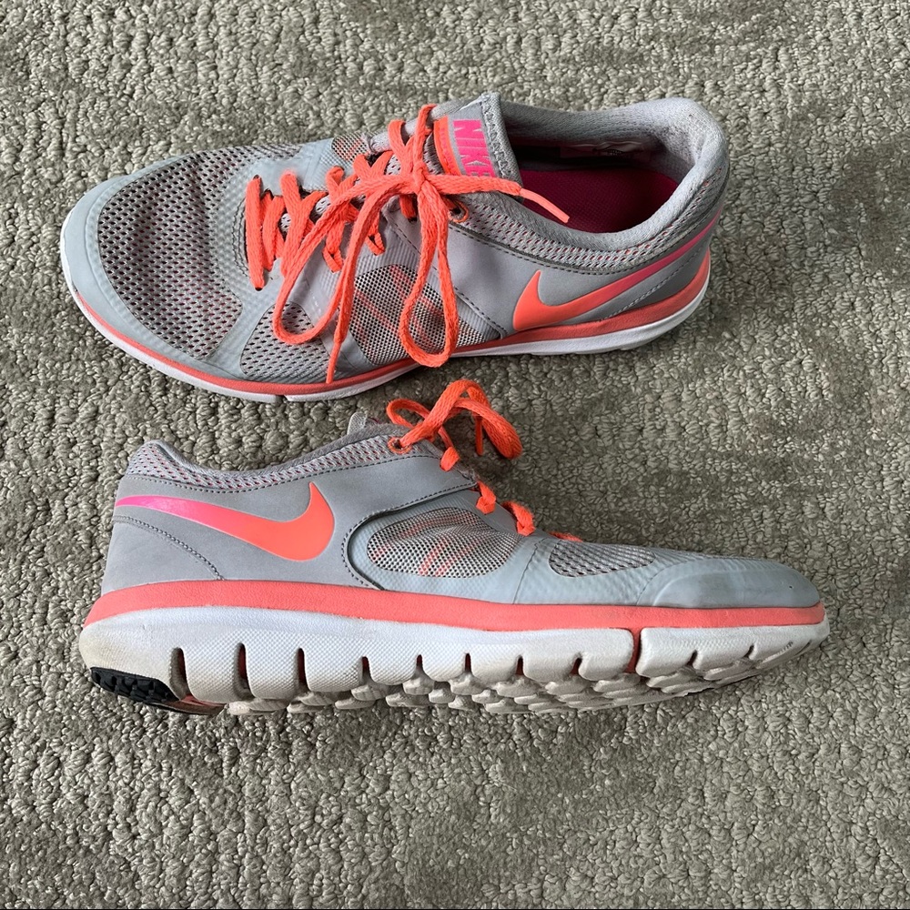 EUC Women’s Nike Flex 2014 Run Sneaker size 8 in Gray & Orange